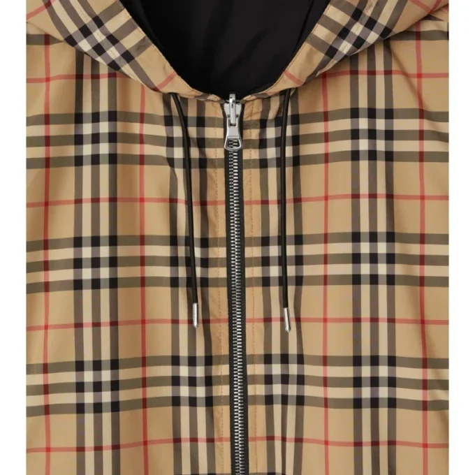 Chaqueta reversible con capucha y estampado de cuadros Chaqueta reversible con capucha y estampado de cuadros