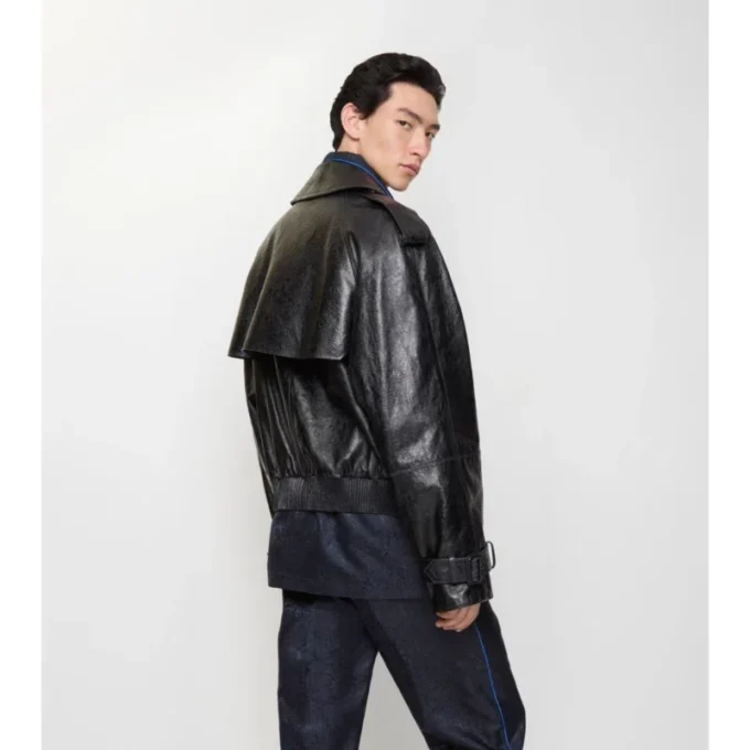 Chaqueta trench corta de piel repujada Chaqueta trench corta de piel repujada