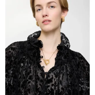 Collar con barra en T y granulación de cuadros