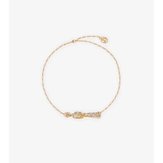 Collar con cadena y logotipo