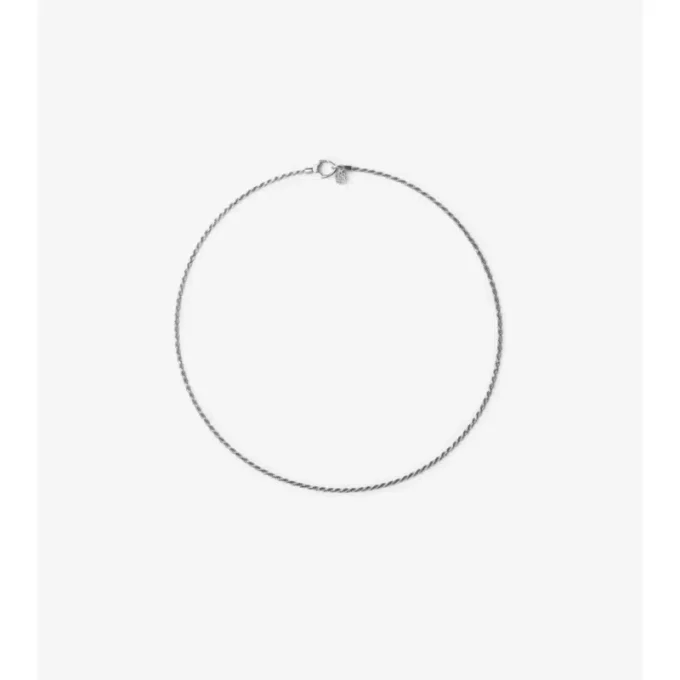 Collar con cierre de escudo