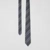Corbata de seda con rayas icónicas de corte clásico Corbata de seda con rayas icónicas de corte clásico
