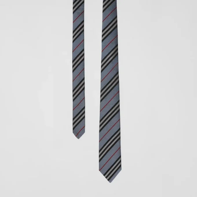 Corbata de seda con rayas icónicas de corte clásico Corbata de seda con rayas icónicas de corte clásico