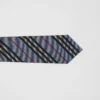 Corbata de seda con rayas icónicas de corte clásico Corbata de seda con rayas icónicas de corte clásico