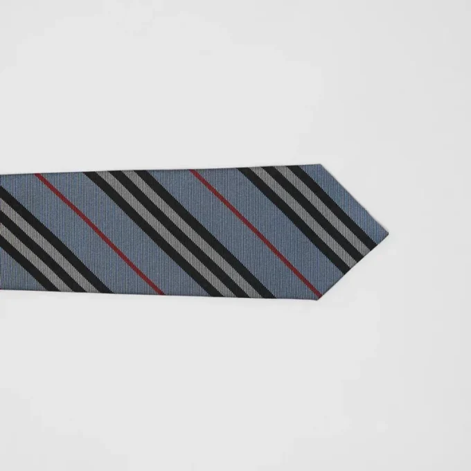 Corbata de seda con rayas icónicas de corte clásico Corbata de seda con rayas icónicas de corte clásico