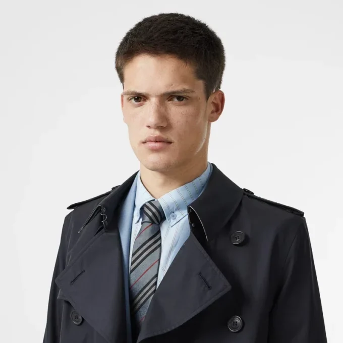 Corbata de seda con rayas icónicas de corte clásico Corbata de seda con rayas icónicas de corte clásico