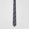 Corbata de seda con rayas icónicas de corte clásico Corbata de seda con rayas icónicas de corte clásico