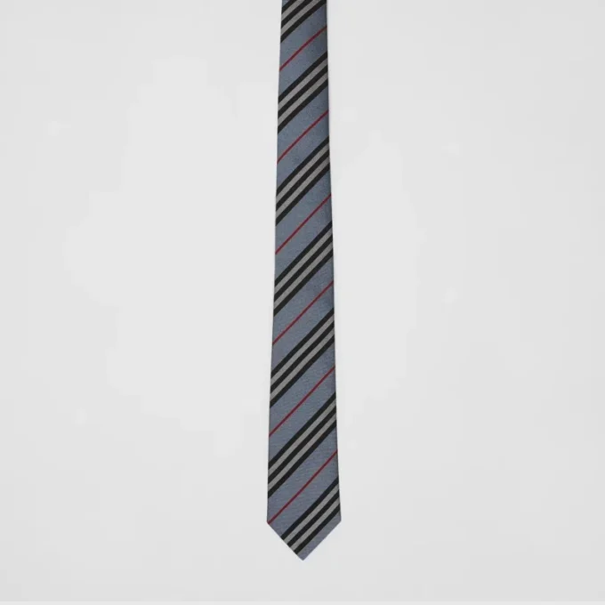 Corbata de seda con rayas icónicas de corte clásico Corbata de seda con rayas icónicas de corte clásico
