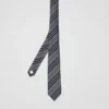 Corbata de seda con rayas icónicas de corte clásico Corbata de seda con rayas icónicas de corte clásico