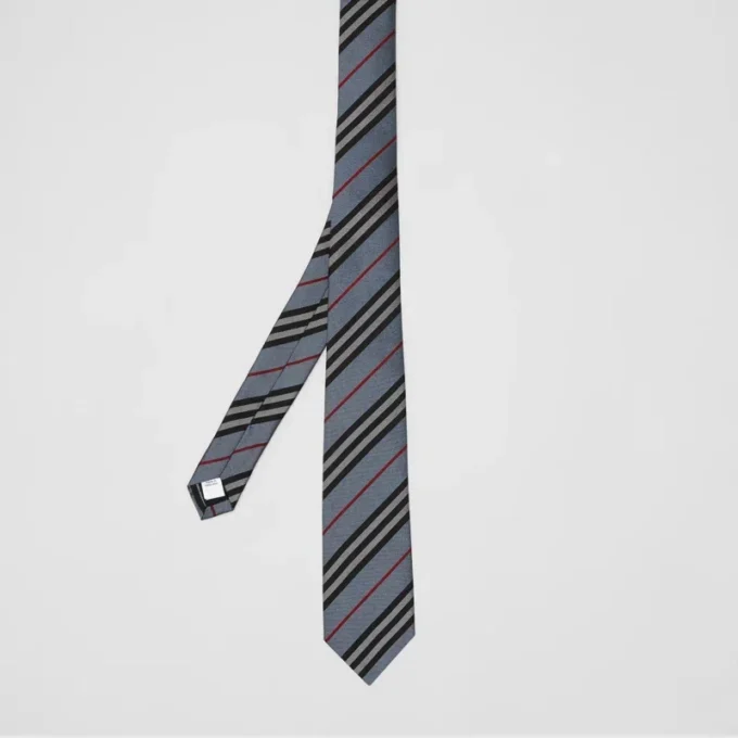 Corbata de seda con rayas icónicas de corte clásico Corbata de seda con rayas icónicas de corte clásico