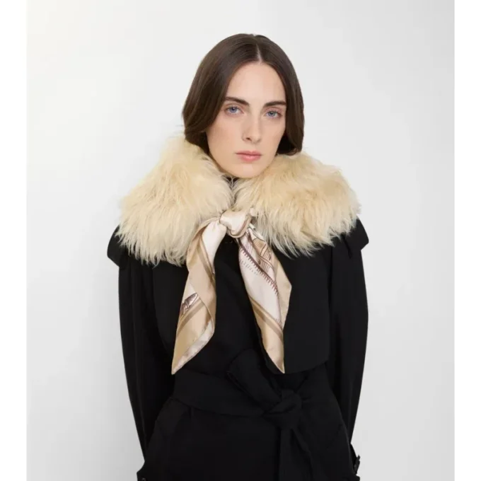 Cuello de borrego con ribete de bufanda