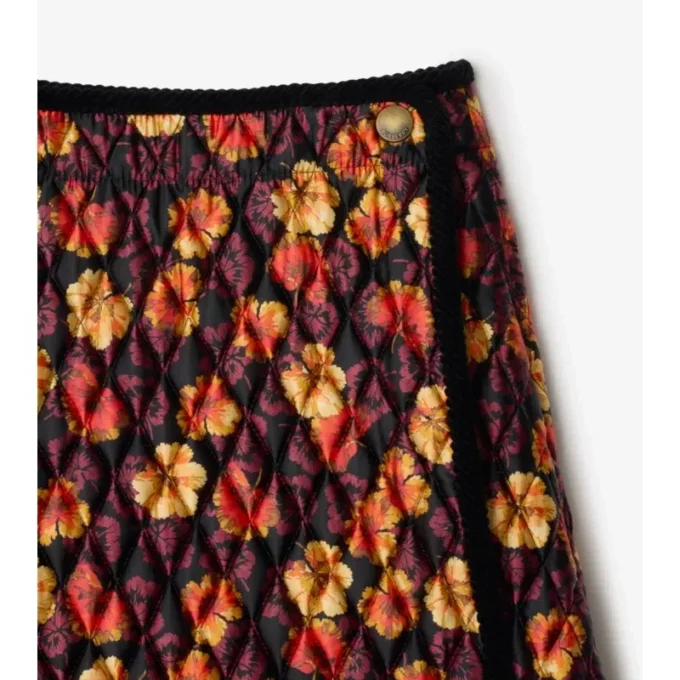 Falda de nailon acolchado con estampado de hojas de geranio Falda de nailon acolchado con estampado de hojas de geranio