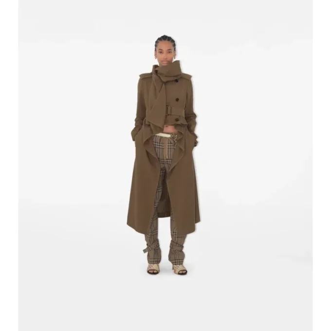 Gabardina con bufanda larga de seda Gabardina con bufanda larga de seda