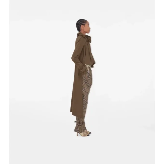 Gabardina con bufanda larga de seda Gabardina con bufanda larga de seda