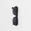 Gafas de sol con montura rectangular y detalle del logotipo