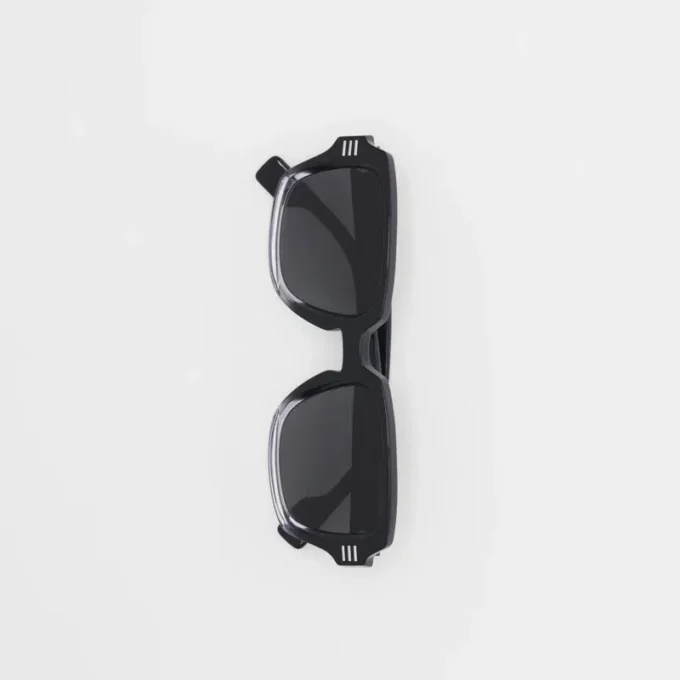 Gafas de sol con montura rectangular y detalle del logotipo