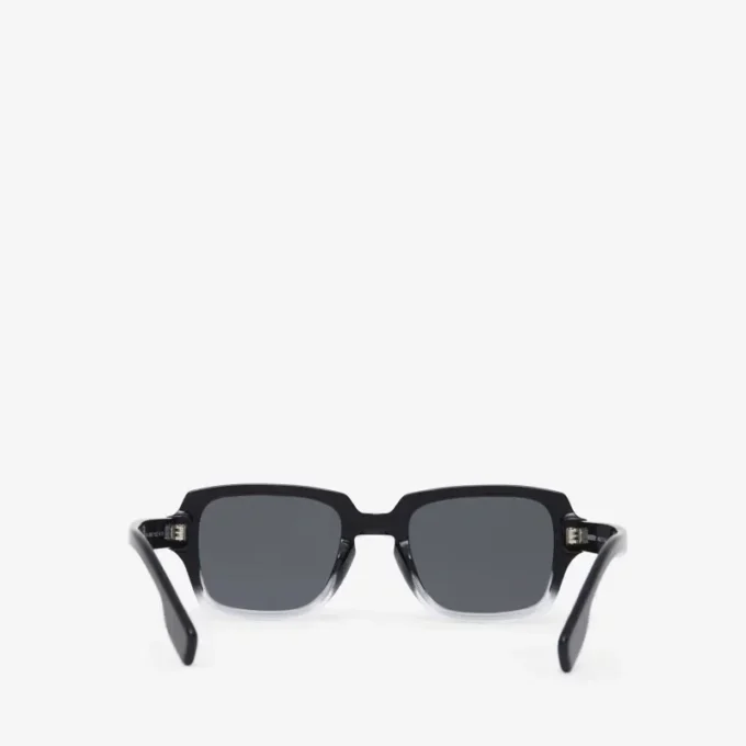 Gafas de sol con montura rectangular y detalle del logotipo