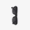 Gafas de sol con montura rectangular y detalle del logotipo