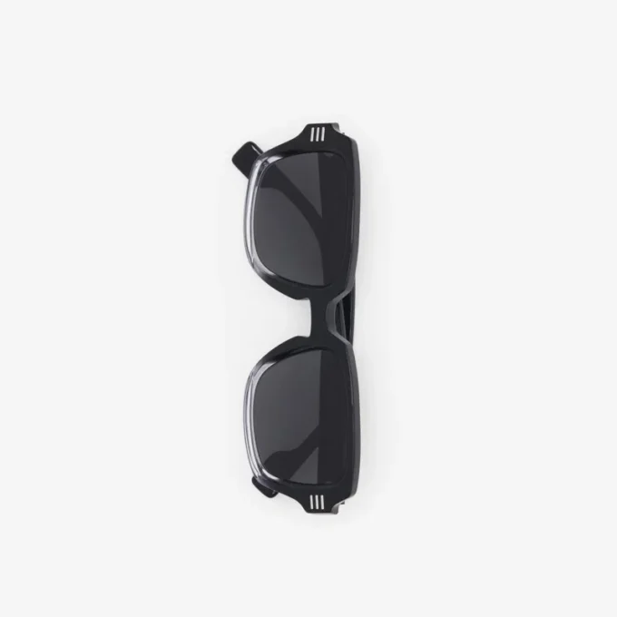Gafas de sol con montura rectangular y detalle del logotipo