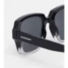 Gafas de sol con montura rectangular y detalle del logotipo