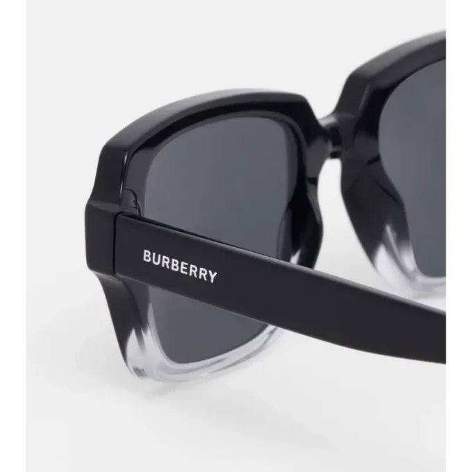 Gafas de sol con montura rectangular y detalle del logotipo