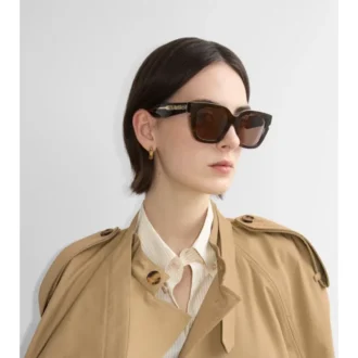 Gafas de sol cuadradas con incrustaciones de cuadros