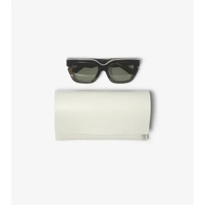 Gafas de sol cuadradas con incrustaciones de cuadros