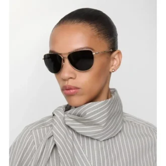 Gafas de sol cuadradas con logotipo metálico Gafas de sol cuadradas con logotipo metálico