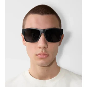 Gafas de sol de montura cuadrada con detalle del logotipo