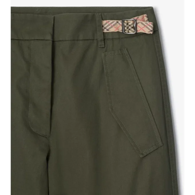 Pantalones cargo de Gabardine con ribetes a cuadros Pantalones cargo de Gabardine con ribetes a cuadros
