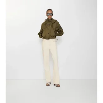 Pantalones de mezclilla de talle alto y corte acampanado