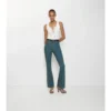 Pantalones de mezclilla de talle alto y corte acampanado