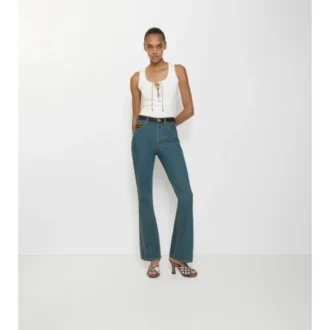 Pantalones de mezclilla de talle alto y corte acampanado Pantalones de mezclilla de talle alto y corte acampanado