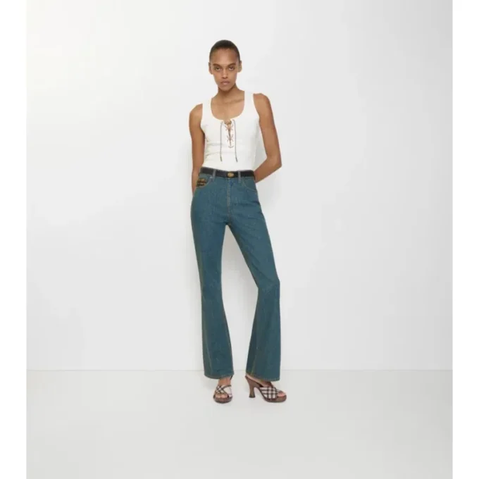 Pantalones de mezclilla de talle alto y corte acampanado