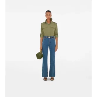 Pantalones de mezclilla de talle alto y corte acampanado