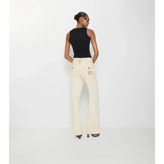 Pantalones de mezclilla de talle alto y corte acampanado Pantalones de mezclilla de talle alto y corte acampanado