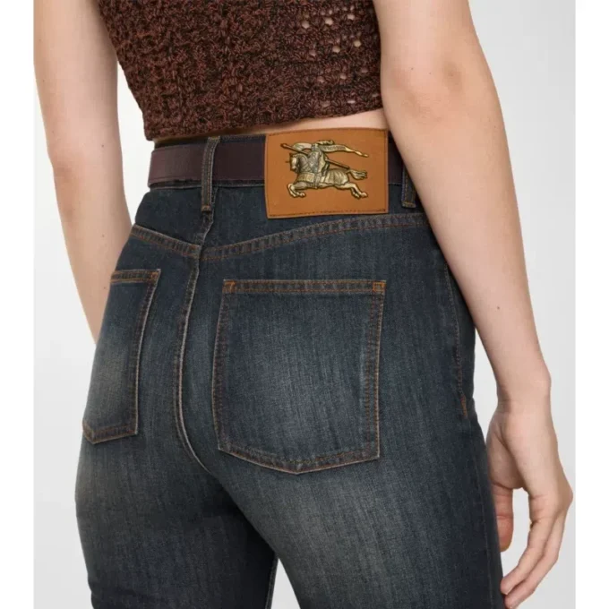 Pantalones de mezclilla de talle alto y corte acampanado Pantalones de mezclilla de talle alto y corte acampanado