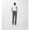 Pantalones de mezclilla de talle alto y corte acampanado