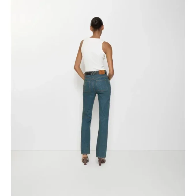 Pantalones de mezclilla de talle alto y corte acampanado