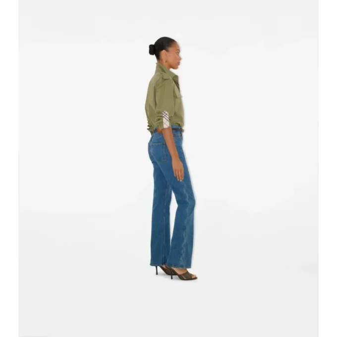 Pantalones de mezclilla de talle alto y corte acampanado Pantalones de mezclilla de talle alto y corte acampanado