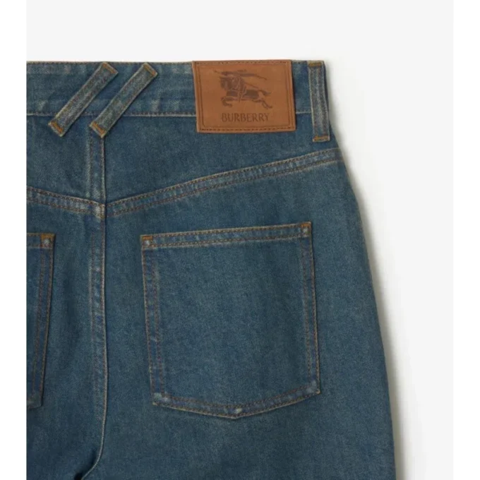 Pantalones de mezclilla de talle alto y corte acampanado