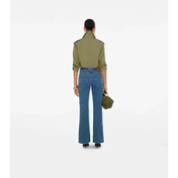 Pantalones de mezclilla de talle alto y corte acampanado Pantalones de mezclilla de talle alto y corte acampanado