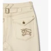 Pantalones de mezclilla de talle alto y corte acampanado Pantalones de mezclilla de talle alto y corte acampanado