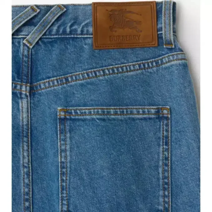 Pantalones de mezclilla de talle alto y corte acampanado Pantalones de mezclilla de talle alto y corte acampanado