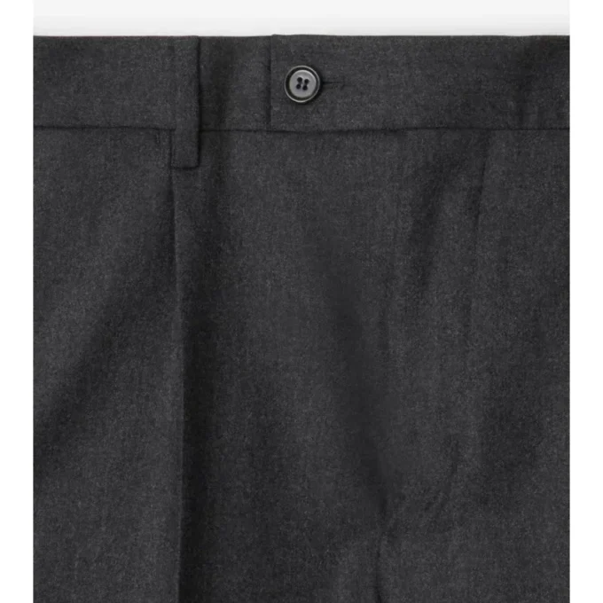 Pantalones entallados de franela de lana Pantalones entallados de franela de lana