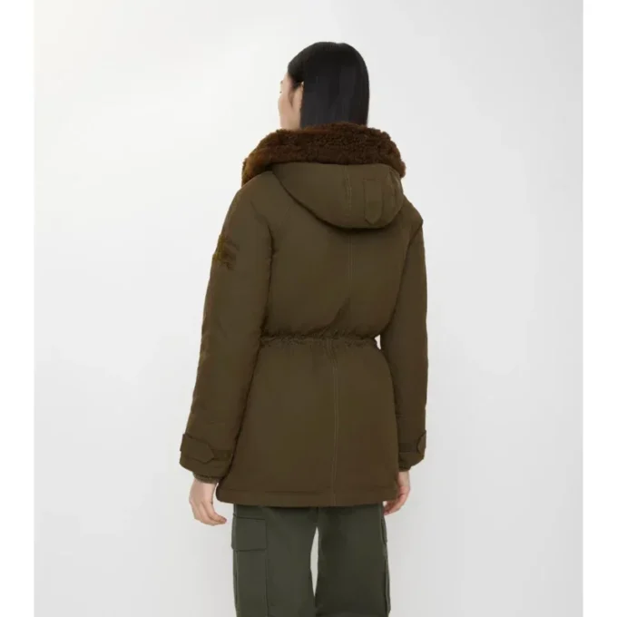 Parka de Gabardine con ribete de piel de oveja Parka de Gabardine con ribete de piel de oveja