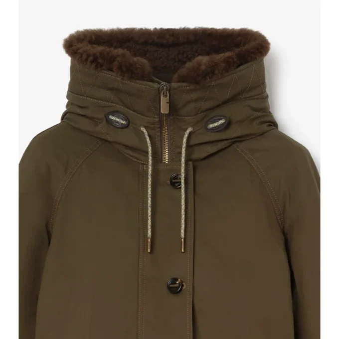 Parka de Gabardine con ribete de piel de oveja Parka de Gabardine con ribete de piel de oveja