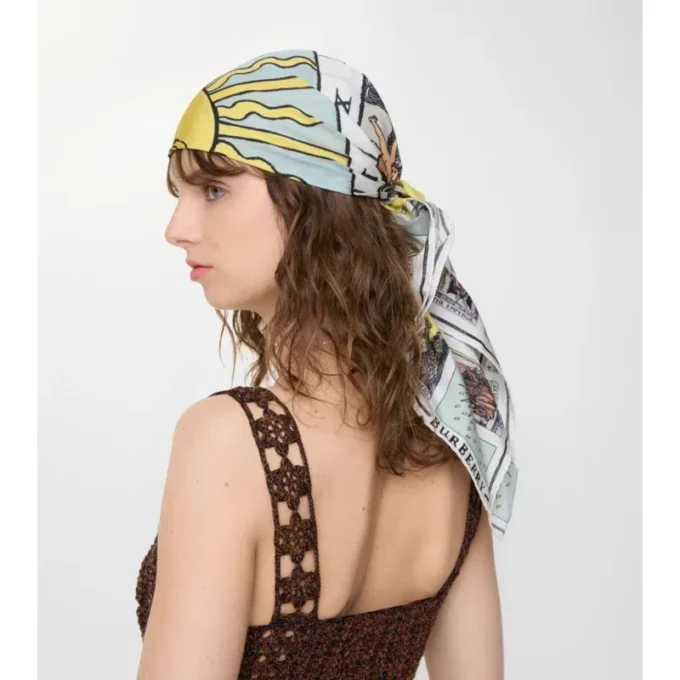 Pañuelo de seda con motivos del tarot Pañuelo de seda con motivos del tarot