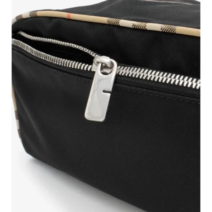 Pochette de voyage avec un ribet de carreaux grands Pochette de voyage avec un ribet de carreaux grands