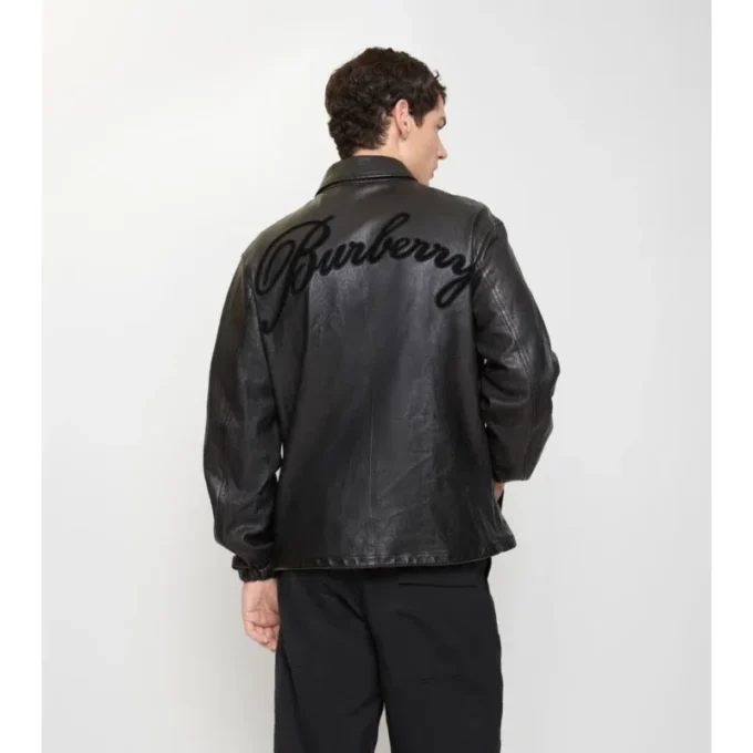 Sobrecamiseta de cuero con logotipo en cursiva Sobrecamiseta de cuero con logotipo en cursiva